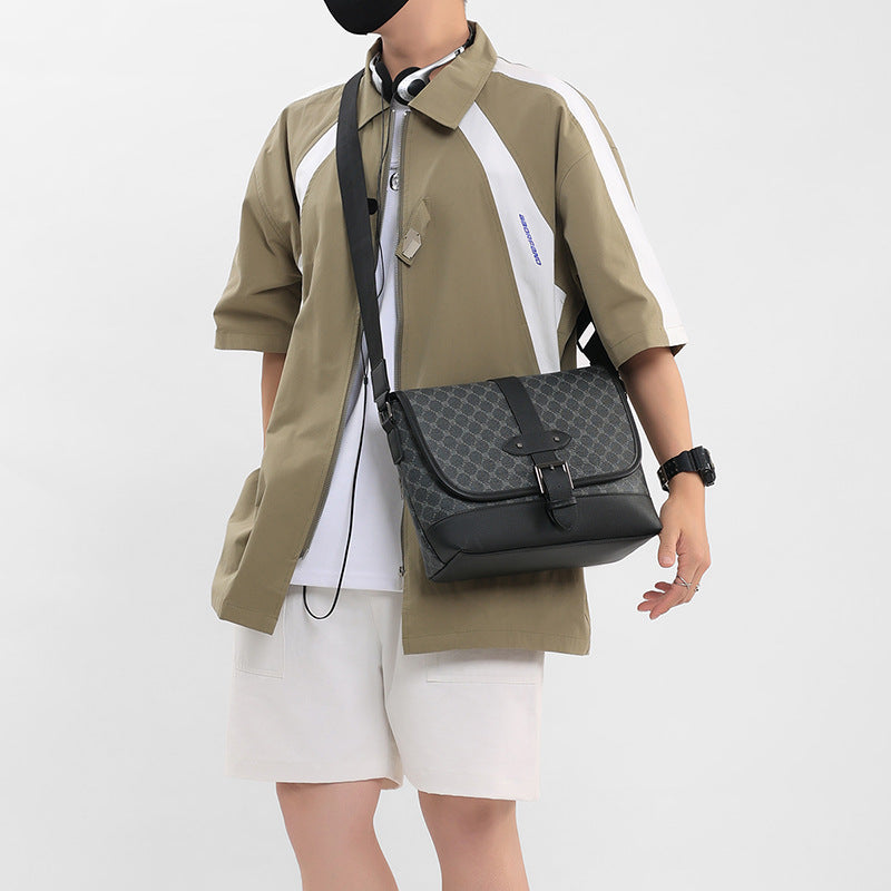 Sac à Bandoulière en Cuir – Style Urbain et Élégance Intemporelle
Un accessoire raffiné pour les hommes modernes
Un design sophistiqué et fonctionnel
Optez pour ce sac à bandoulière en cuir de haute qualité, conçu pour allier élégance, praticité et durabilité. Son design minimaliste en couleur unie s’intègre parfaitement à toutes vos tenues, qu’elles soient professionnelles, décontractées ou urbaines.
Avec sa grande capacité de rangement, il est idéal pour transporter vos documents, ordinateur.