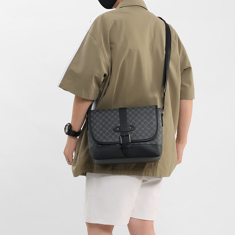 Sac à Bandoulière en Cuir – Style Urbain et Élégance Intemporelle
Un accessoire raffiné pour les hommes modernes
Un design sophistiqué et fonctionnel
Optez pour ce sac à bandoulière en cuir de haute qualité, conçu pour allier élégance, praticité et durabilité. Son design minimaliste en couleur unie s’intègre parfaitement à toutes vos tenues, qu’elles soient professionnelles, décontractées ou urbaines.
Avec sa grande capacité de rangement, il est idéal pour transporter vos documents, ordinateur.