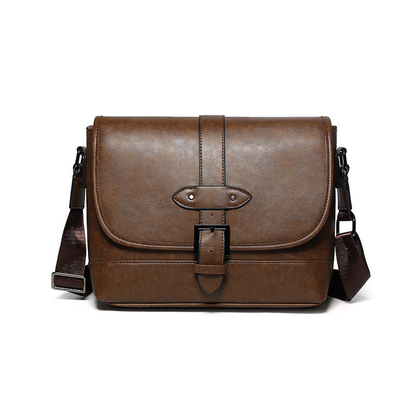 Sac à Bandoulière en Cuir – Style Urbain et Élégance Intemporelle
Un accessoire raffiné pour les hommes modernes
Un design sophistiqué et fonctionnel
Optez pour ce sac à bandoulière en cuir de haute qualité, conçu pour allier élégance, praticité et durabilité. Son design minimaliste en couleur unie s’intègre parfaitement à toutes vos tenues, qu’elles soient professionnelles, décontractées ou urbaines.
Avec sa grande capacité de rangement, il est idéal pour transporter vos documents, ordinateur.
