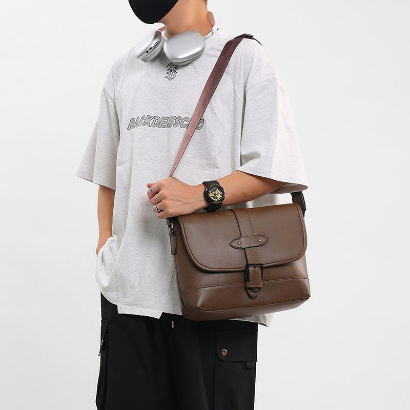 Sac à Bandoulière en Cuir – Style Urbain et Élégance Intemporelle
Un accessoire raffiné pour les hommes modernes
Un design sophistiqué et fonctionnel
Optez pour ce sac à bandoulière en cuir de haute qualité, conçu pour allier élégance, praticité et durabilité. Son design minimaliste en couleur unie s’intègre parfaitement à toutes vos tenues, qu’elles soient professionnelles, décontractées ou urbaines.
Avec sa grande capacité de rangement, il est idéal pour transporter vos documents, ordinateur.