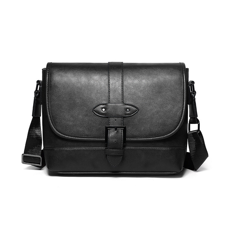 Sac à Bandoulière en Cuir – Style Urbain et Élégance Intemporelle
Un accessoire raffiné pour les hommes modernes
Un design sophistiqué et fonctionnel
Optez pour ce sac à bandoulière en cuir de haute qualité, conçu pour allier élégance, praticité et durabilité. Son design minimaliste en couleur unie s’intègre parfaitement à toutes vos tenues, qu’elles soient professionnelles, décontractées ou urbaines.
Avec sa grande capacité de rangement, il est idéal pour transporter vos documents, ordinateur.