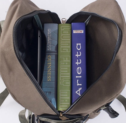 Sac à Dos en Toile – Élégance Minimaliste et Praticité Quotidienne
Un compagnon idéal pour les étudiants, les professionnels et les adeptes du style décontracté
Un design intemporel et une durabilité exceptionnelle
Découvrez ce sac à dos polyvalent, conçu pour allier confort, style et fonctionnalité. Fabriqué en toile résistante et durable, il offre une grande robustesse tout en restant léger et confortable à porter. Son design minimaliste en fait un accessoire parfait pour hommes et femmes, adapté