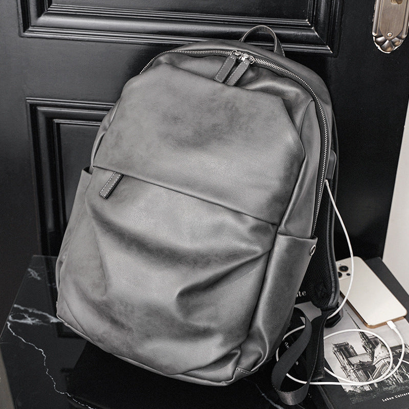 Sac à Dos Gris Mat pour Homme – Un Design Moderne et Pratique
Un accessoire raffiné pour les professionnels et les aventuriers urbains