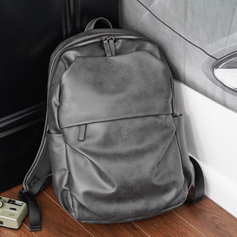 Sac à Dos Gris Mat pour Homme – Un Design Moderne et Pratique
Un accessoire raffiné pour les professionnels et les aventuriers urbains