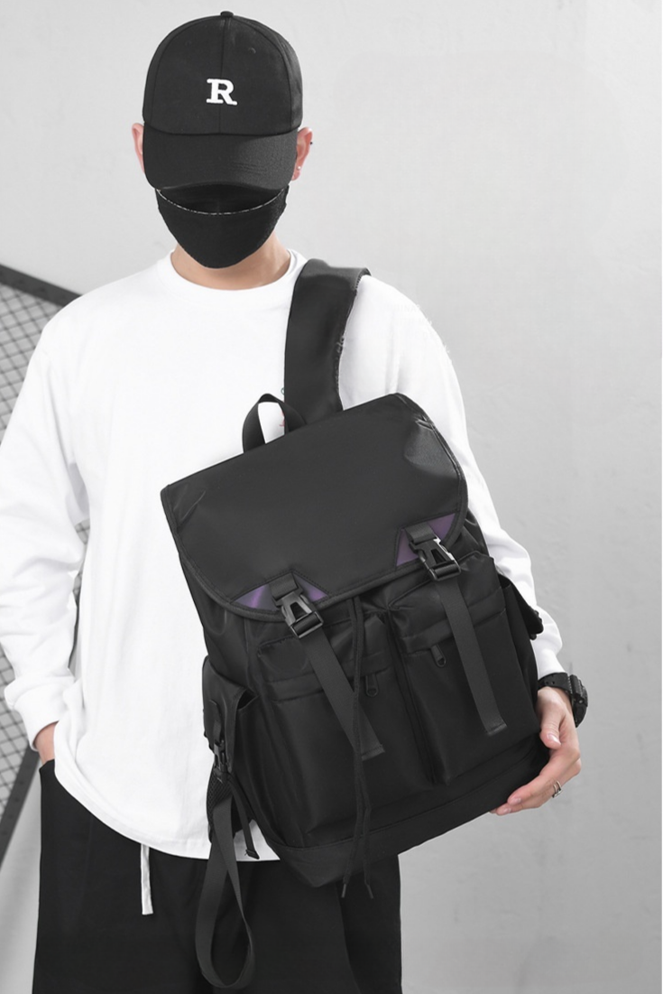 Sac à Dos Unisexe en Nylon Premium – Léger, Robuste & Moderne
Un accessoire polyvalent pour le quotidien et les aventures urbaines
Un équilibre parfait entre style, performance et confort
Découvrez ce sac à dos fonctionnel et stylé, conçu pour les aventuriers modernes, qu’ils soient voyageurs, étudiants ou citadins. Son design à rabat tendance offre une allure épurée, tout en garantissant une protection optimale et une organisation efficace.