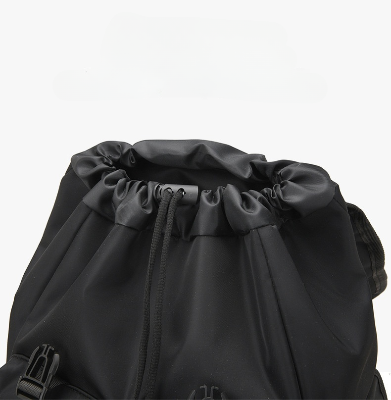 Sac à Dos Unisexe en Nylon Premium – Léger, Robuste & Moderne
Un accessoire polyvalent pour le quotidien et les aventures urbaines
Un équilibre parfait entre style, performance et confort
Découvrez ce sac à dos fonctionnel et stylé, conçu pour les aventuriers modernes, qu’ils soient voyageurs, étudiants ou citadins. Son design à rabat tendance offre une allure épurée, tout en garantissant une protection optimale et une organisation efficace.
