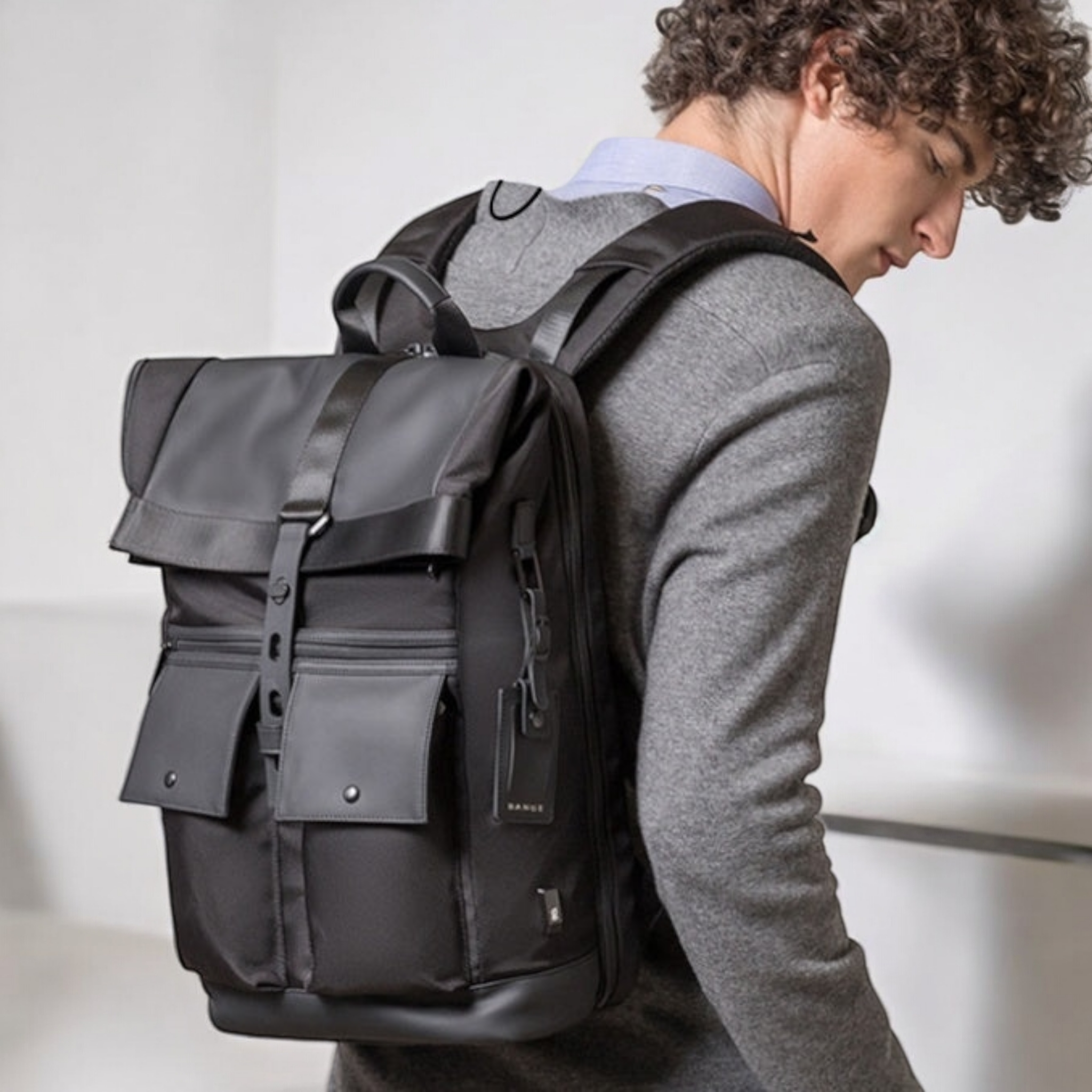 Sac à Dos Multifonctionnel en Tissu Oxford – Sécurité et Confort au Quotidien
Un sac moderne conçu pour les professionnels, étudiants et voyageurs
Un design fonctionnel et intelligent
Découvrez ce sac à dos polyvalent en tissu Oxford, conçu pour les hommes modernes et actifs. Grâce à son design vertical carré, il offre une organisation optimale, idéale pour le travail, les études ou les voyages.