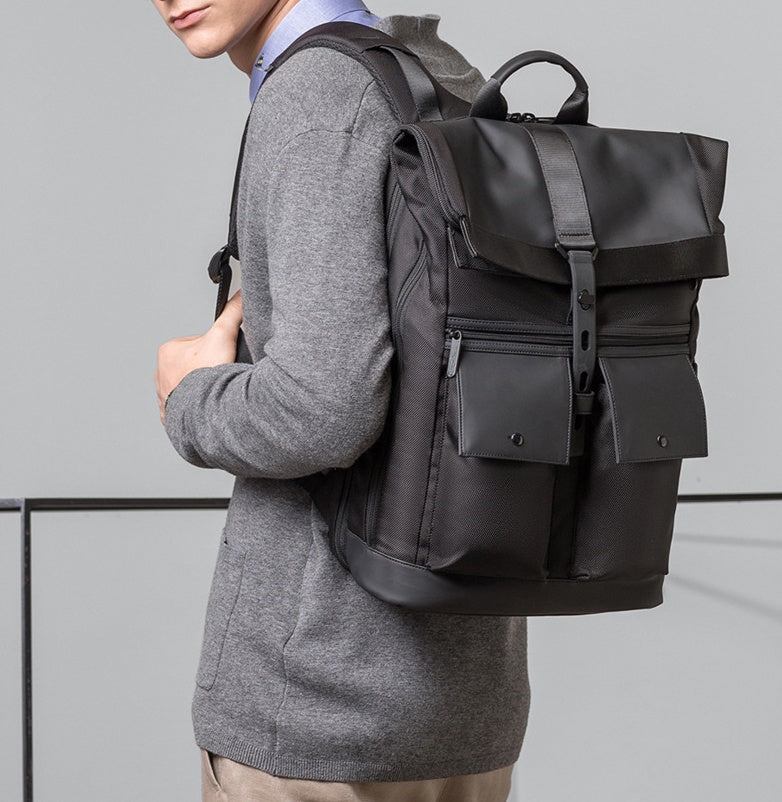 Sac à Dos Multifonctionnel en Tissu Oxford – Sécurité et Confort au Quotidien
Un sac moderne conçu pour les professionnels, étudiants et voyageurs
Un design fonctionnel et intelligent
Découvrez ce sac à dos polyvalent en tissu Oxford, conçu pour les hommes modernes et actifs. Grâce à son design vertical carré, il offre une organisation optimale, idéale pour le travail, les études ou les voyages.