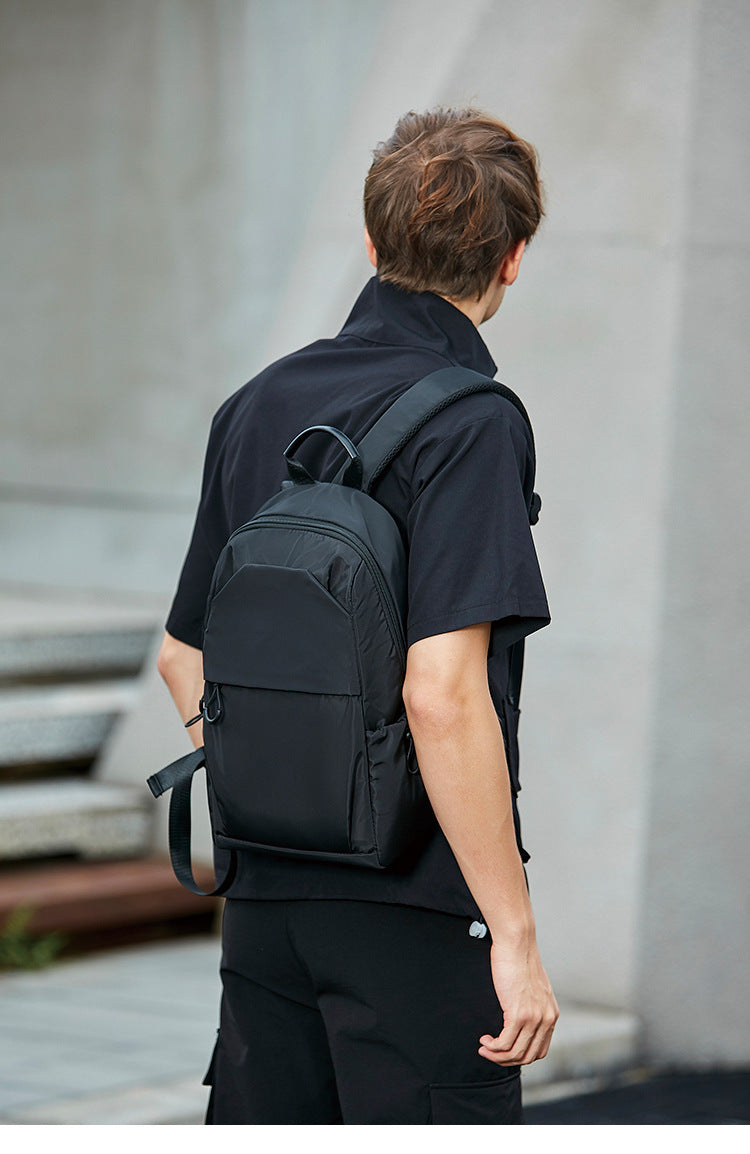 Sac à Dos Antivol en Tissu Oxford – Petit Format, Grande Performance
Un design raffiné et une protection optimale pour le quotidien
Un sac compact et ultra fonctionnel
Optez pour ce sac à dos business unisexe, conçu pour ceux qui recherchent un accessoire pratique, léger et sécurisé. Avec sa capacité inférieure à 20 litres, il est idéal pour transporter vos essentiels sans encombrement, tout en offrant une protection avancée contre l’humidité, l’usure et le vol.