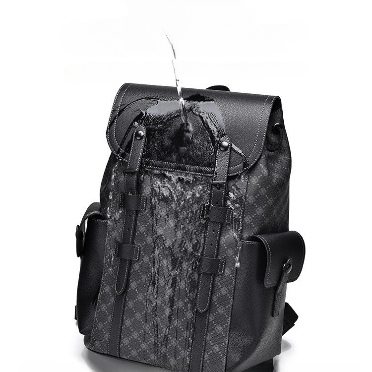 Un compagnon idéal pour le travail, les loisirs et les voyages
Description du produit
Découvrez notre sac à dos unisexe, conçu pour allier confort, style et fonctionnalité. Fabriqué en PVC imperméable, il protège vos affaires des intempéries tout en offrant un design moderne et épuré. Sa doublure en polyester garantit une résistance accrue pour un usage prolongé.