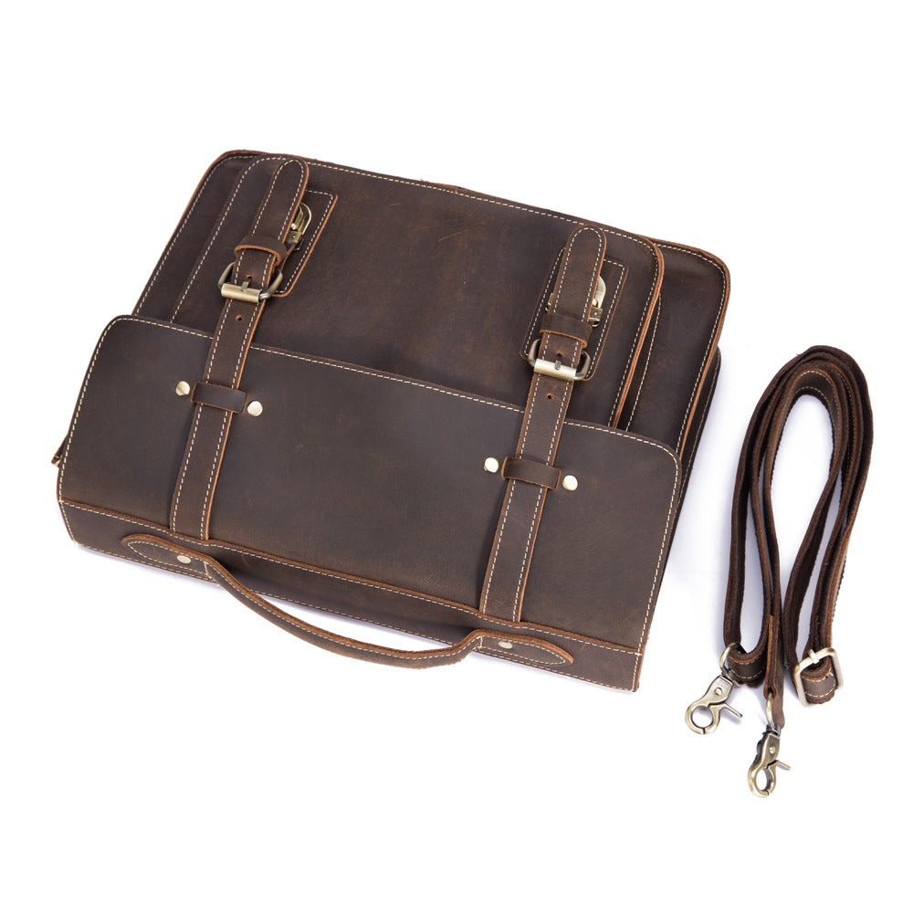 Sac à Bandoulière en Cuir Pleine Fleur – Un Accessoire Raffiné pour un Style Intemporel
Un sac en cuir haut de gamme pour les amateurs de qualité et d'élégance
Un design authentique et une qualité exceptionnelle
Découvrez ce sac en cuir de cheval fou pleine fleur, un matériau noble qui développe une patine unique au fil du temps, ajoutant du caractère et du charme à votre accessoire. Conçu pour les hommes et femmes exigeants, il incarne l’élégance intemporelle et la fonctionnalité.