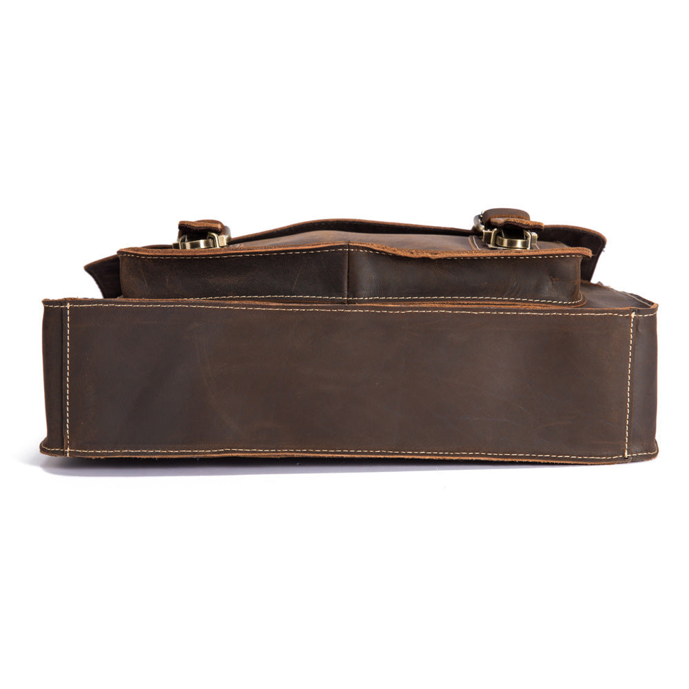 Sac à Bandoulière en Cuir Pleine Fleur – Un Accessoire Raffiné pour un Style Intemporel
Un sac en cuir haut de gamme pour les amateurs de qualité et d'élégance
Un design authentique et une qualité exceptionnelle
Découvrez ce sac en cuir de cheval fou pleine fleur, un matériau noble qui développe une patine unique au fil du temps, ajoutant du caractère et du charme à votre accessoire. Conçu pour les hommes et femmes exigeants, il incarne l’élégance intemporelle et la fonctionnalité.