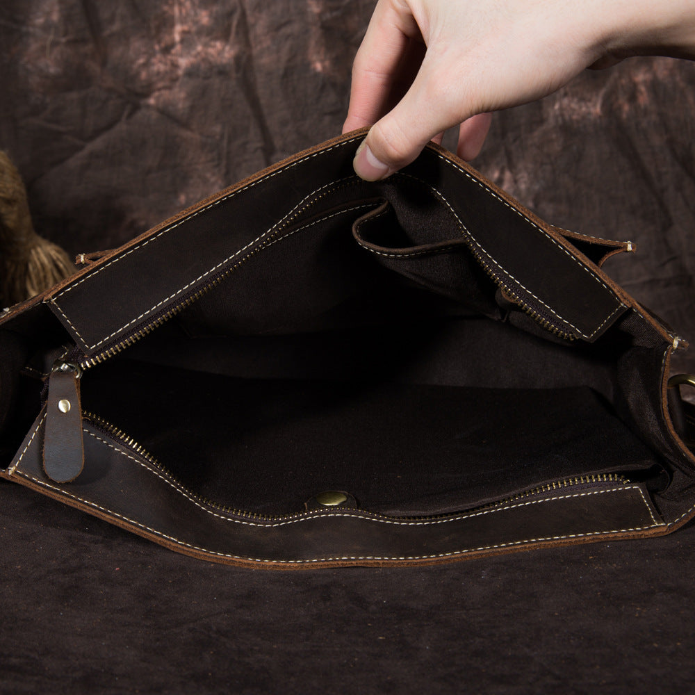 Sac à Bandoulière en Cuir Pleine Fleur – Un Accessoire Raffiné pour un Style Intemporel
Un sac en cuir haut de gamme pour les amateurs de qualité et d'élégance
Un design authentique et une qualité exceptionnelle
Découvrez ce sac en cuir de cheval fou pleine fleur, un matériau noble qui développe une patine unique au fil du temps, ajoutant du caractère et du charme à votre accessoire. Conçu pour les hommes et femmes exigeants, il incarne l’élégance intemporelle et la fonctionnalité.