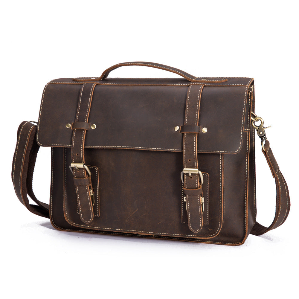 Sac à Bandoulière en Cuir Pleine Fleur – Un Accessoire Raffiné pour un Style Intemporel
Un sac en cuir haut de gamme pour les amateurs de qualité et d'élégance
Un design authentique et une qualité exceptionnelle
Découvrez ce sac en cuir de cheval fou pleine fleur, un matériau noble qui développe une patine unique au fil du temps, ajoutant du caractère et du charme à votre accessoire. Conçu pour les hommes et femmes exigeants, il incarne l’élégance intemporelle et la fonctionnalité.