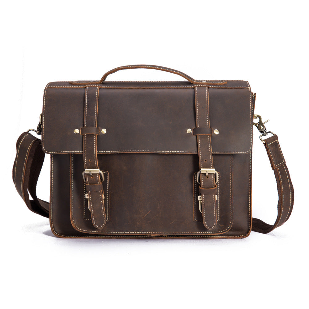 Sac à Bandoulière en Cuir Pleine Fleur – Un Accessoire Raffiné pour un Style Intemporel
Un sac en cuir haut de gamme pour les amateurs de qualité et d'élégance
Un design authentique et une qualité exceptionnelle
Découvrez ce sac en cuir de cheval fou pleine fleur, un matériau noble qui développe une patine unique au fil du temps, ajoutant du caractère et du charme à votre accessoire. Conçu pour les hommes et femmes exigeants, il incarne l’élégance intemporelle et la fonctionnalité.