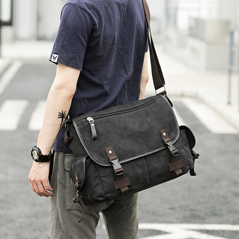 Sac Messager Urbain – Élégance Décontractée et Praticité Étudiante
Un sac minimaliste et fonctionnel pour le quotidien
Un design moderne et polyvalent
Le Sac Messager Urbain - Édition Étudiante Décontractée est conçu pour ceux qui recherchent une alliance parfaite entre style, praticité et confort. Fabriqué en toile haute qualité, il garantit résistance et légèreté, parfait pour un usage quotidien.
Avec sa conception carrée horizontale, ce sac offre une capacité idéale pour transporter vos essentiel