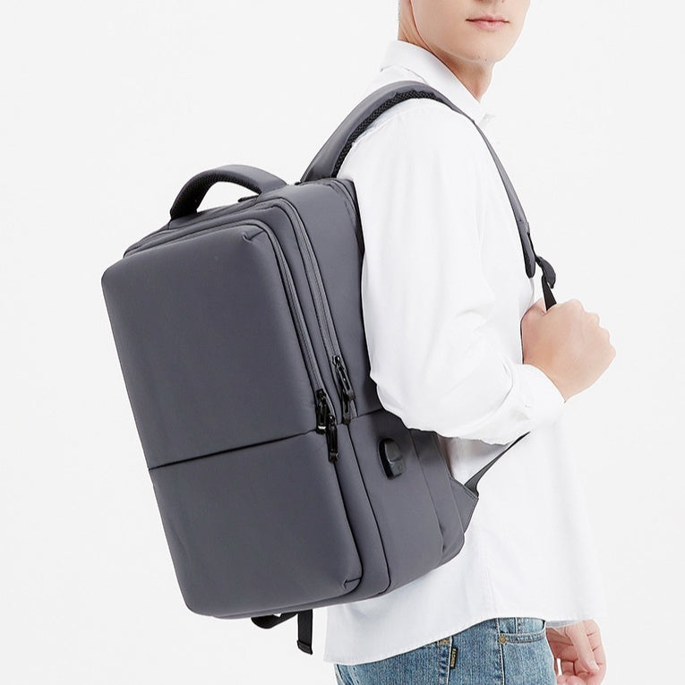 Sac à Dos Professionnel – Élégance, Confort et Capacité Maximale
Un sac à dos premium conçu pour les professionnels exigeants
 Un design moderne &amp; une praticité inégalée
Optez pour ce sac à dos business haut de gamme, conçu pour les voyages d'affaires, les trajets quotidiens et les escapades professionnelles. Son design minimaliste en couleur unie lui confère une allure élégante et intemporelle, idéale pour accompagner les professionnels soucieux de leur style.