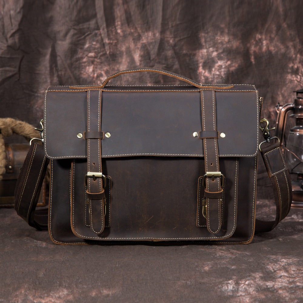 Sac à Bandoulière en Cuir Pleine Fleur – Un Accessoire Raffiné pour un Style Intemporel
Un sac en cuir haut de gamme pour les amateurs de qualité et d'élégance
Un design authentique et une qualité exceptionnelle
Découvrez ce sac en cuir de cheval fou pleine fleur, un matériau noble qui développe une patine unique au fil du temps, ajoutant du caractère et du charme à votre accessoire. Conçu pour les hommes et femmes exigeants, il incarne l’élégance intemporelle et la fonctionnalité.